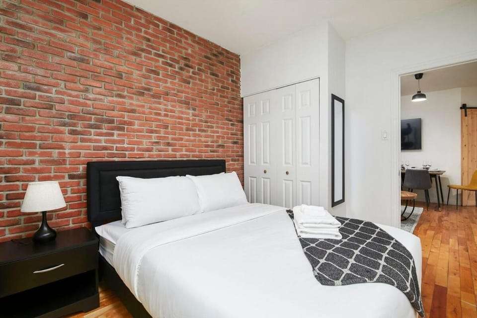 Stylish 3BR Loft - 10 Guests - Heart of Plateau Apartment in Laval