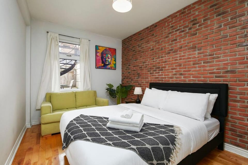 Stylish 3BR Loft - 10 Guests - Heart of Plateau Apartment in Laval