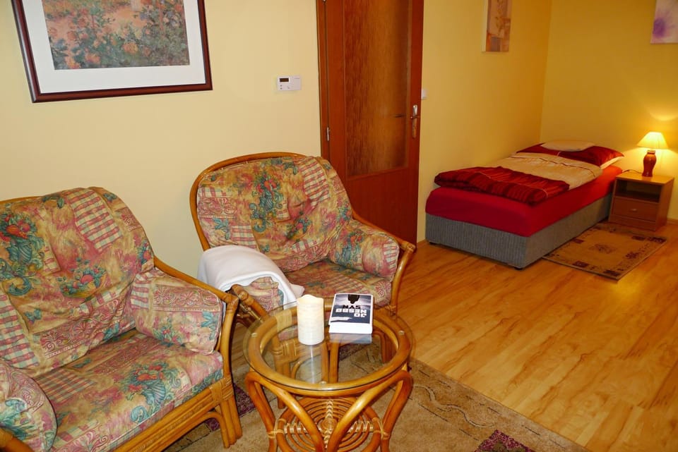 Bed, Seating area