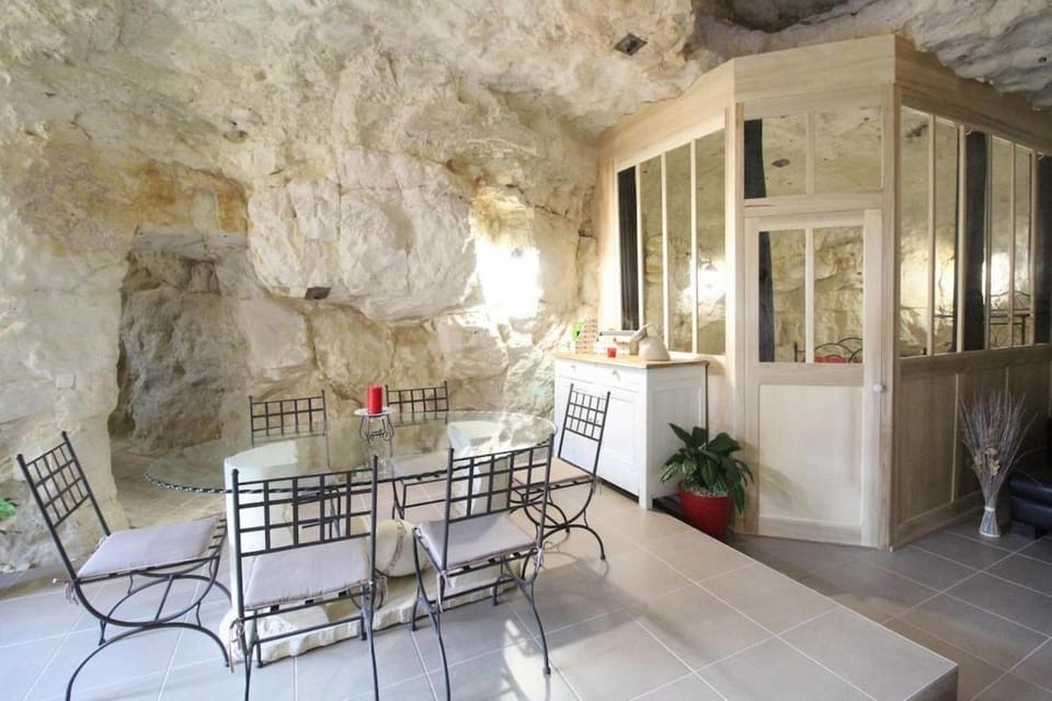 La Grotte Rouge, gîte troglodyte 6 personnes House in Pays de la Loire