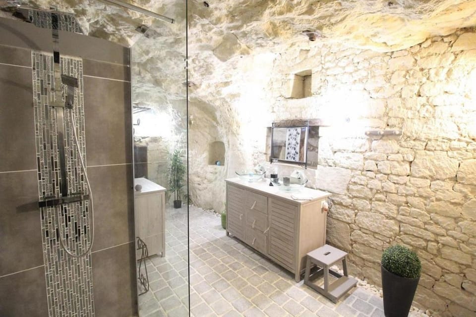 La Grotte Rouge, gîte troglodyte 6 personnes House in Pays de la Loire