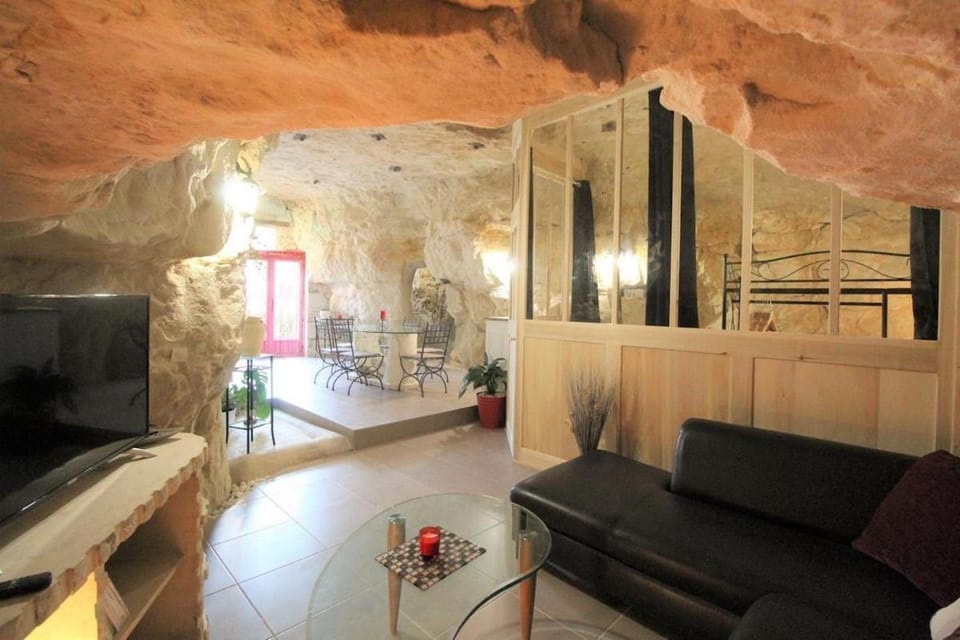 La Grotte Rouge, gîte troglodyte 6 personnes House in Pays de la Loire