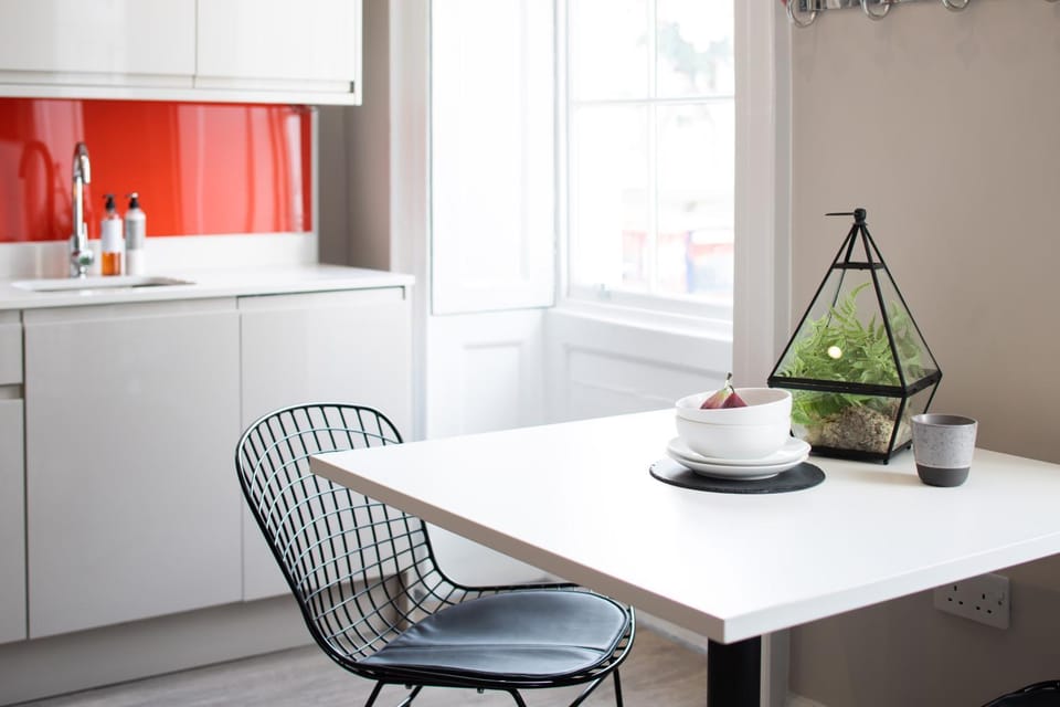 Kitchen or kitchenette, Dining area