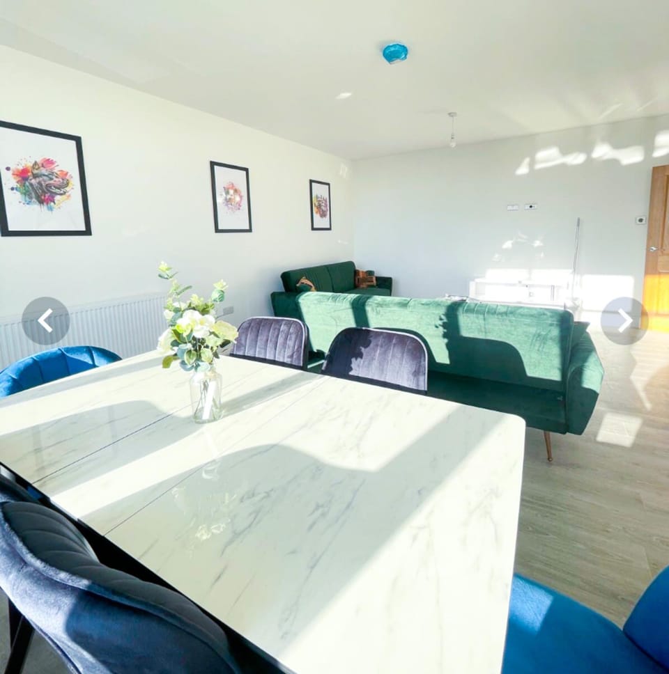 The Felix Apartments - 3 Bedrooms - FREE Parking - Close to train station Apartment in Flitwick