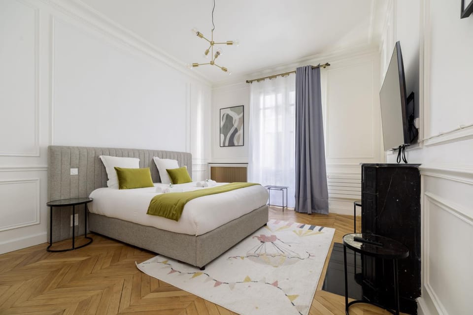 Bed, TV and multimedia, Living room, Photo of the whole room, Seating area, Bedroom, Inner courtyard view