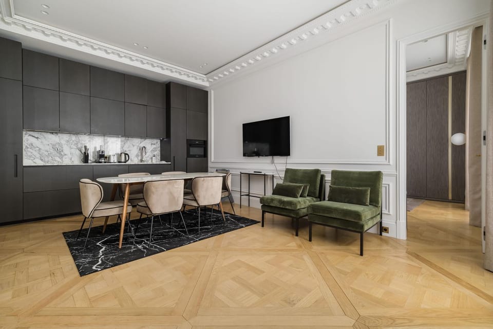 TV and multimedia, Kitchen or kitchenette, Living room, Seating area, Dining area