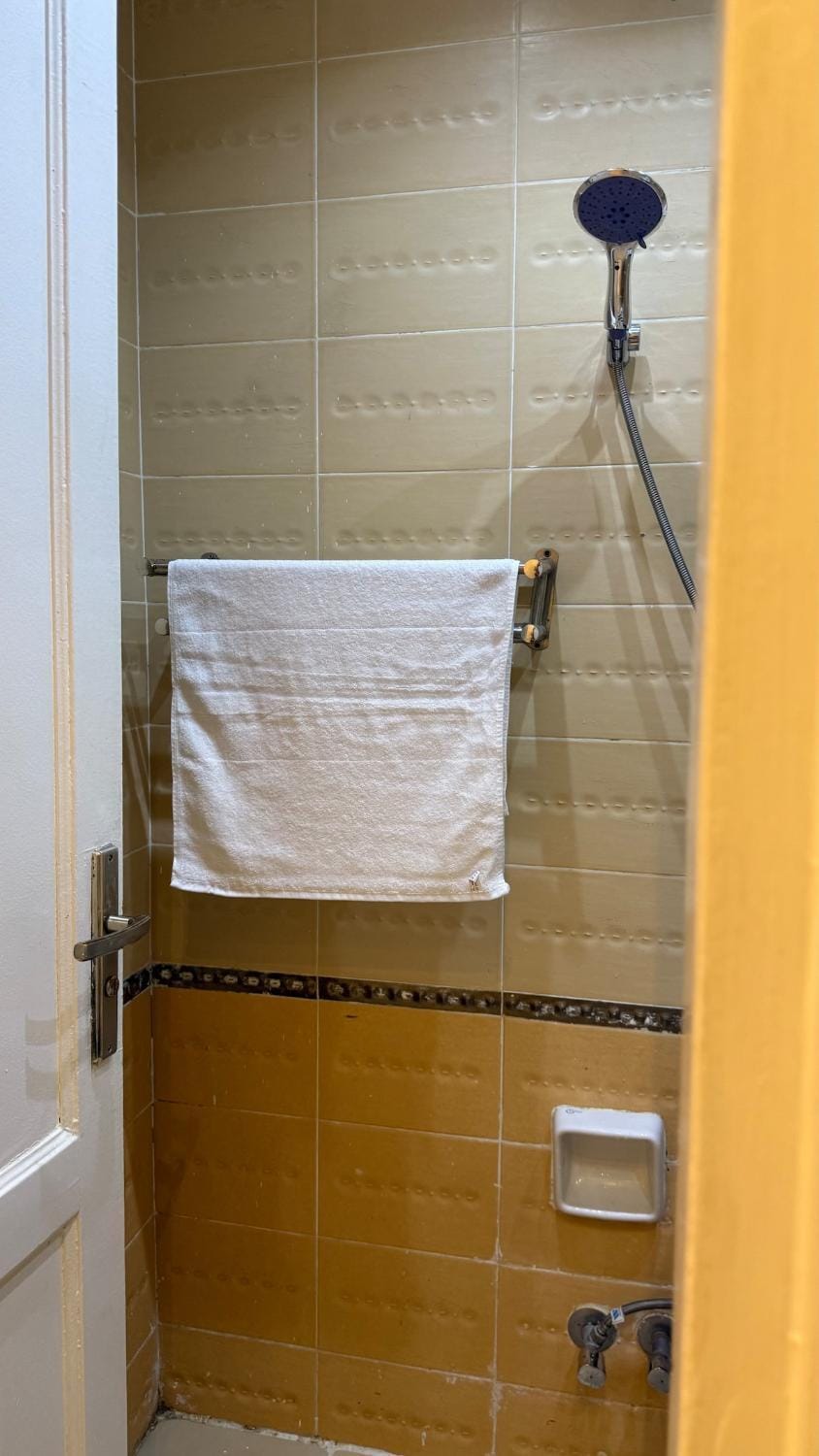 Bathroom, towels