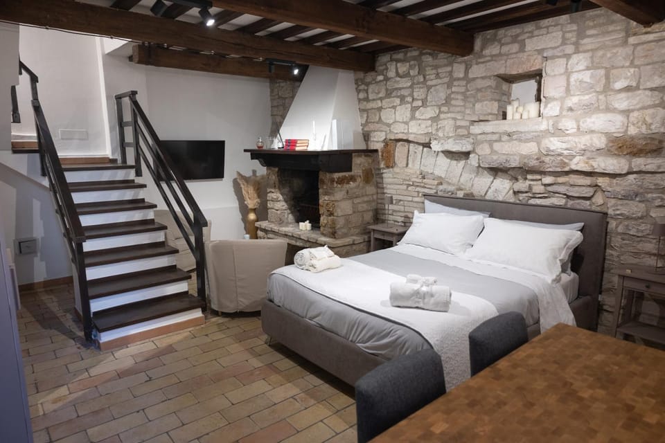 Bed, Living room, Photo of the whole room, Seating area, Bedroom, towels