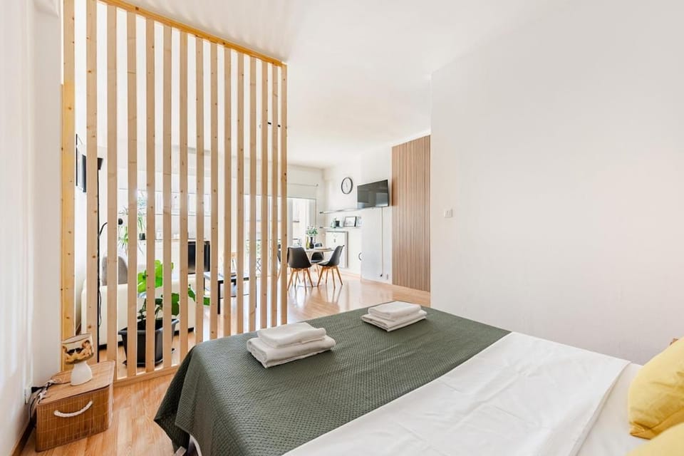 Bed, TV and multimedia, Photo of the whole room, Bedroom, towels