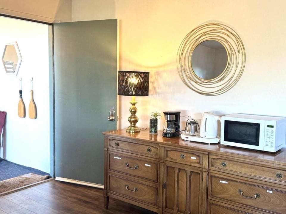 Coffee/tea facilities, oven