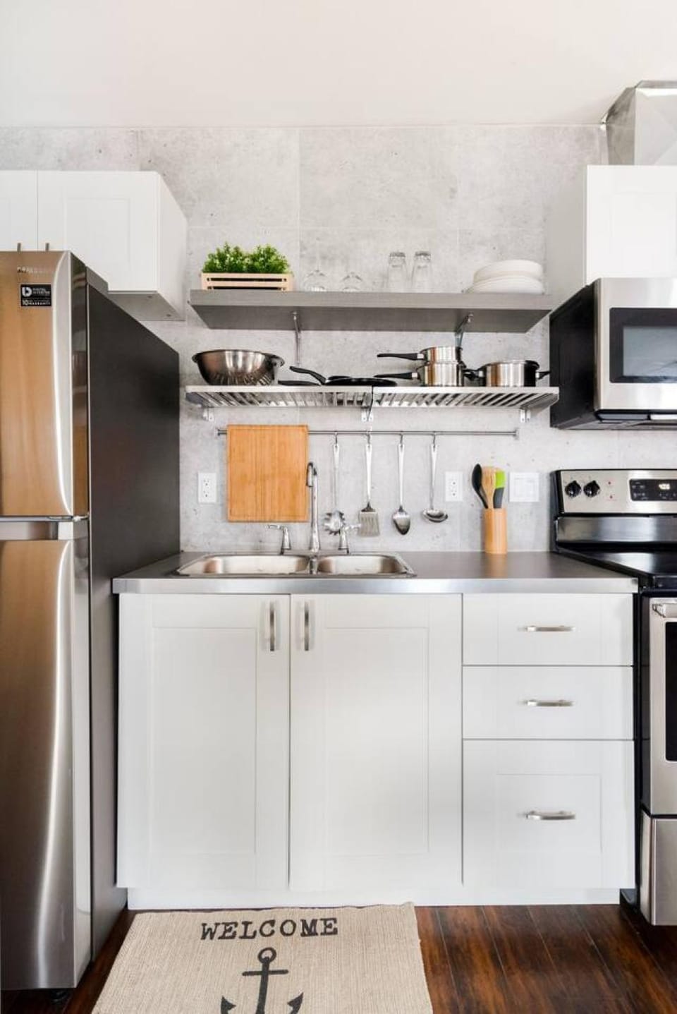 Stylishly Remodeled Queen Victoria Loft Apartment in Niagara Falls
