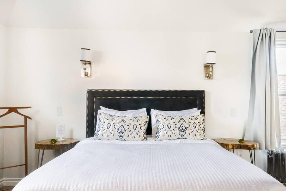 Stylishly Remodeled Queen Victoria Loft Apartment in Niagara Falls