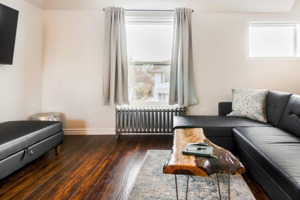 Stylishly Remodeled Queen Victoria Loft Apartment in Niagara Falls