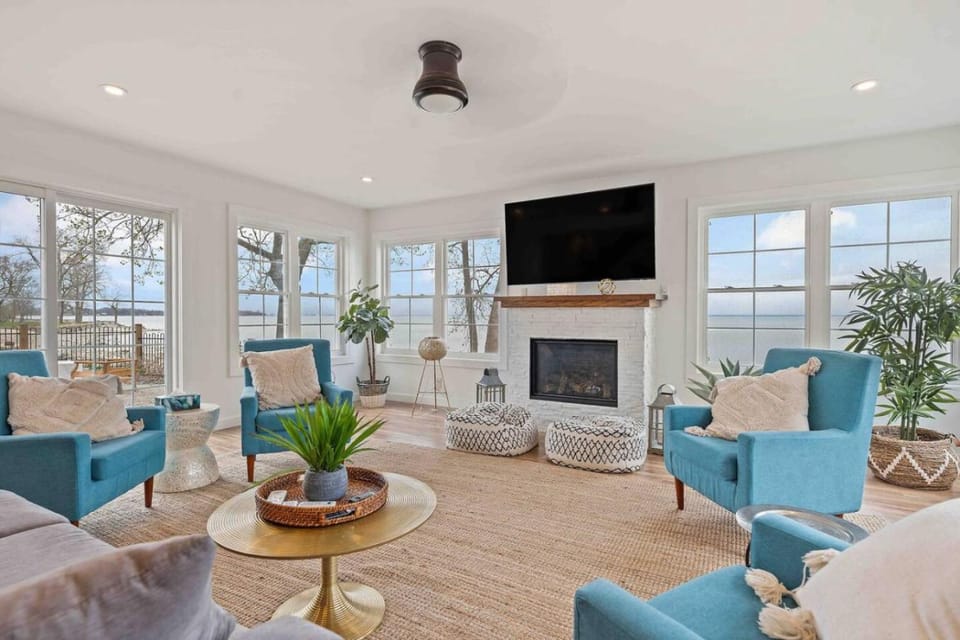 Crystal Beach Executive Waterfront Lakehouse House in Fort Erie