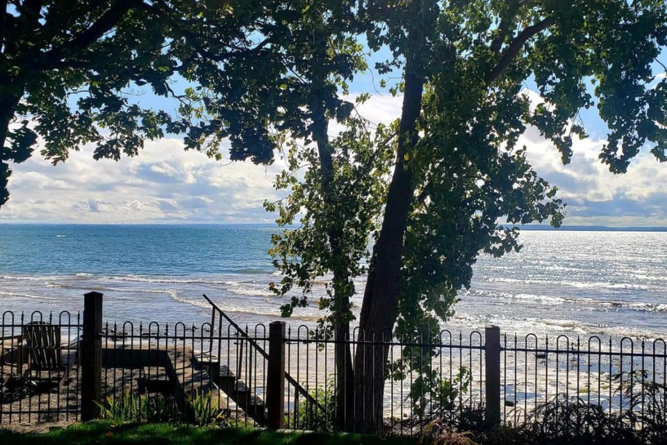 Crystal Beach Executive Waterfront Lakehouse House in Fort Erie