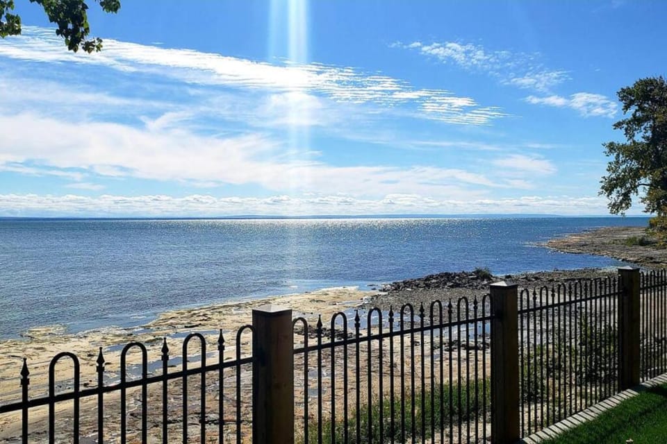 Crystal Beach Executive Waterfront Lakehouse House in Fort Erie