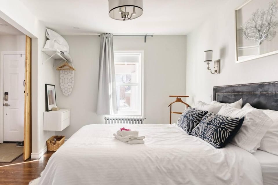 Wood-Rich Niagara Loft close to Queen Street Apartment in Niagara Falls