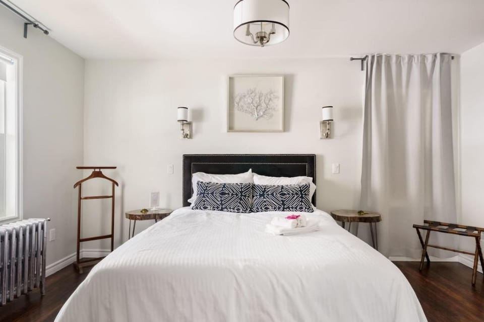 Wood-Rich Niagara Loft close to Queen Street Apartment in Niagara Falls