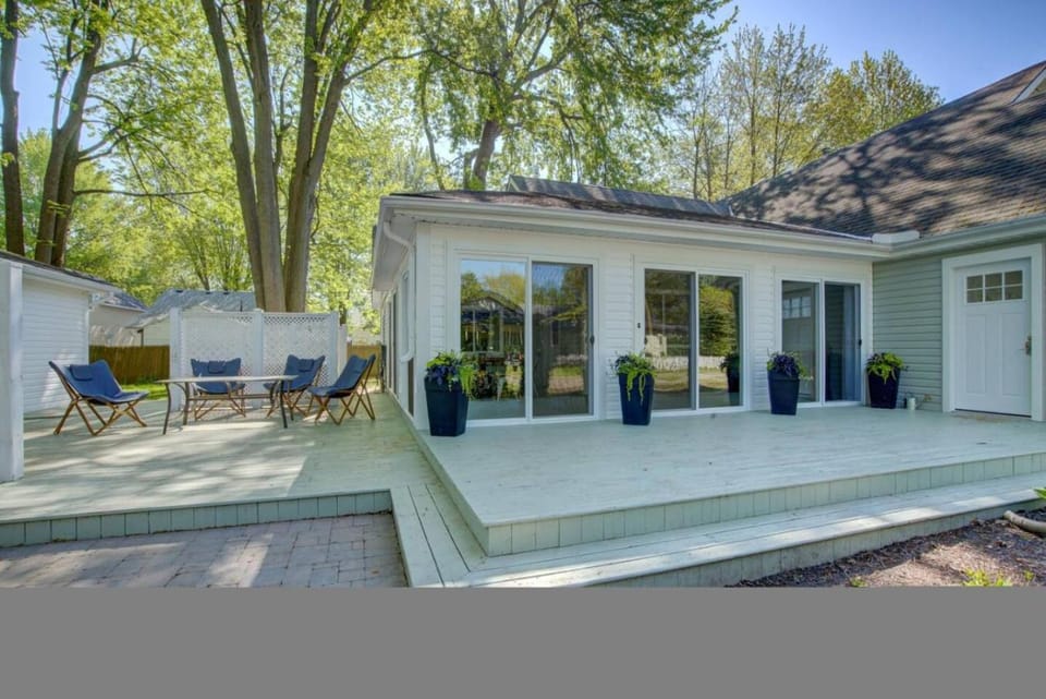 Family friendly Getaway Steps to the beach House in Fort Erie