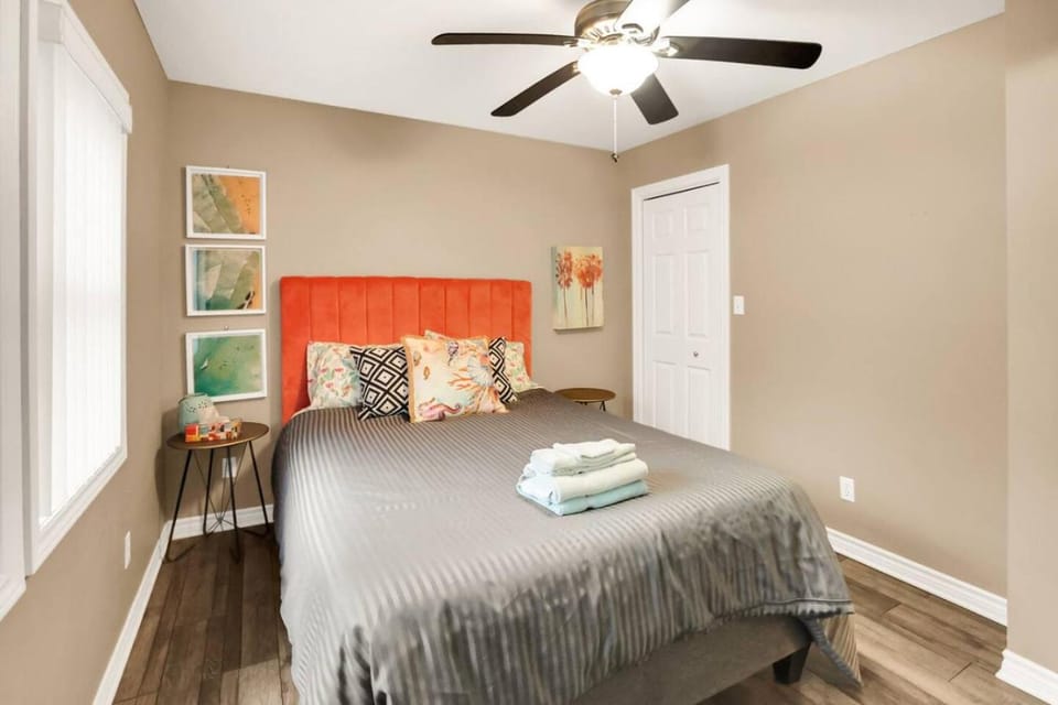 Family friendly Getaway Steps to the beach House in Fort Erie