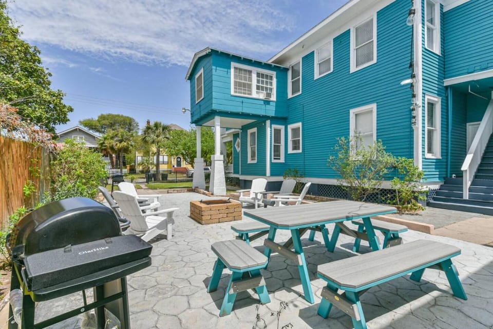 3 Unit Historic Charmer near Beach, Pier, Dining House in Galveston Island