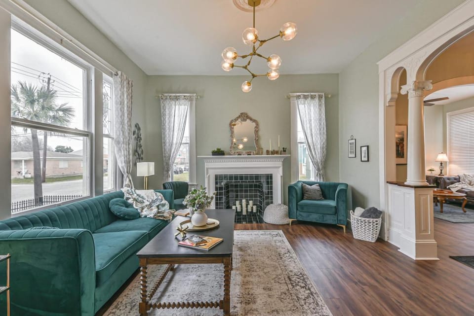 3 Unit Historic Charmer near Beach, Pier, Dining House in Galveston Island