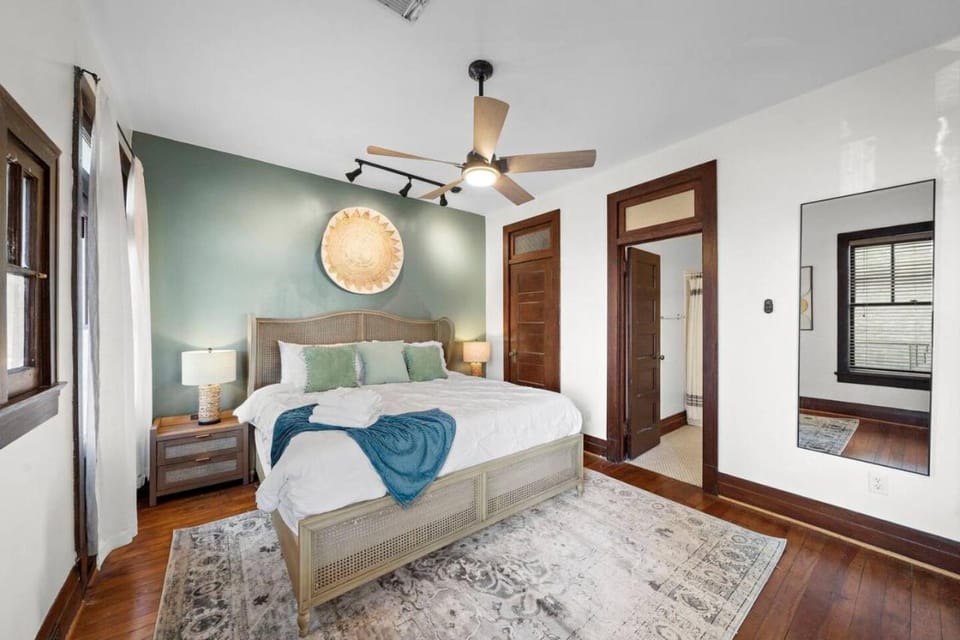 Modern apartment in historic downtown Galveston close to the Strand Apartment in Texas City