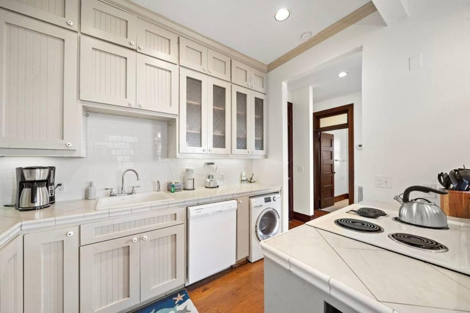Modern apartment in historic downtown Galveston close to the Strand Apartment in Texas City