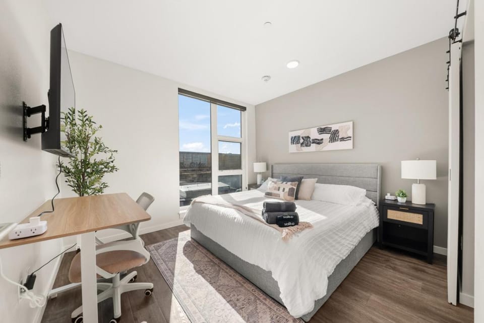 Bed, TV and multimedia, Bedroom