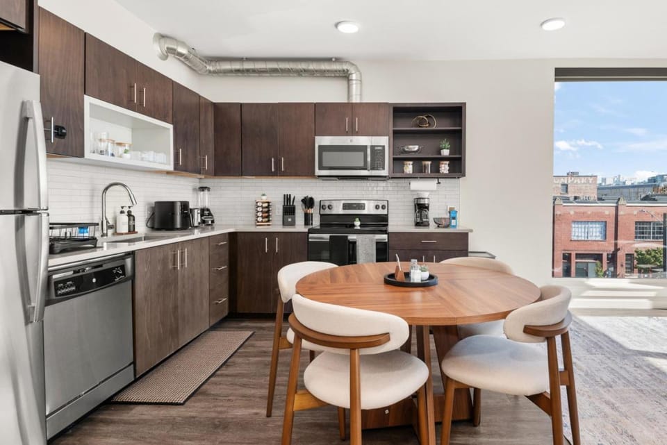 Kitchen or kitchenette, Dining area, stove