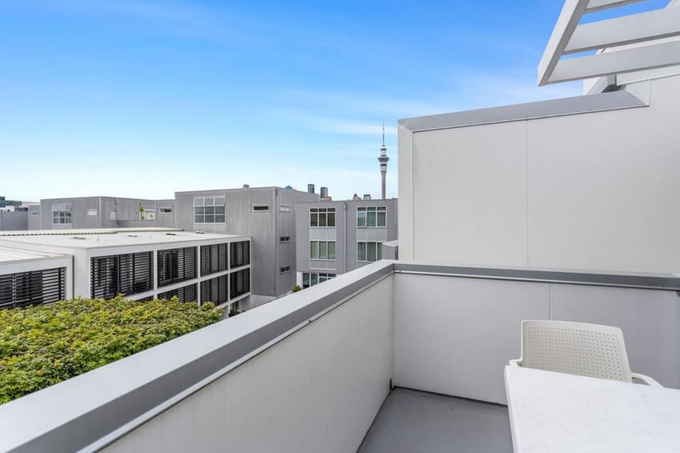 QV Stays Modern Spacious Multi-Level Townhouse House in Auckland
