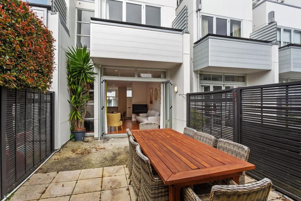 QV Stays Modern Spacious Multi-Level Townhouse House in Auckland