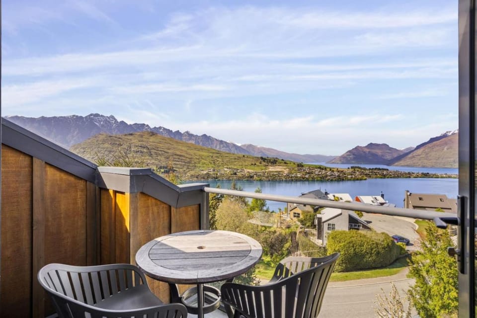 Balcony/Terrace, Lake view, Mountain view