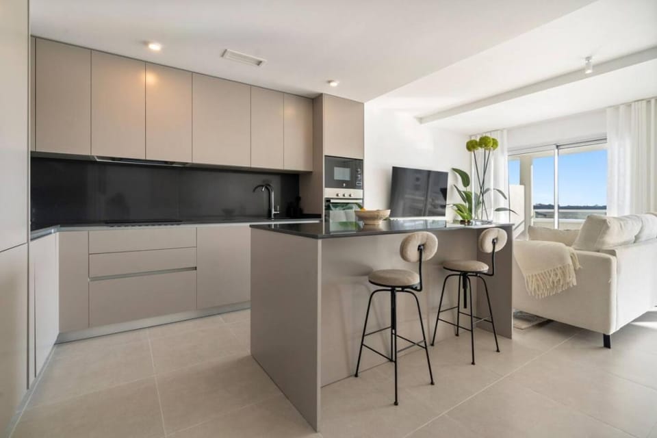 TV and multimedia, Kitchen or kitchenette, Seating area, Dining area, microwave, oven, stove