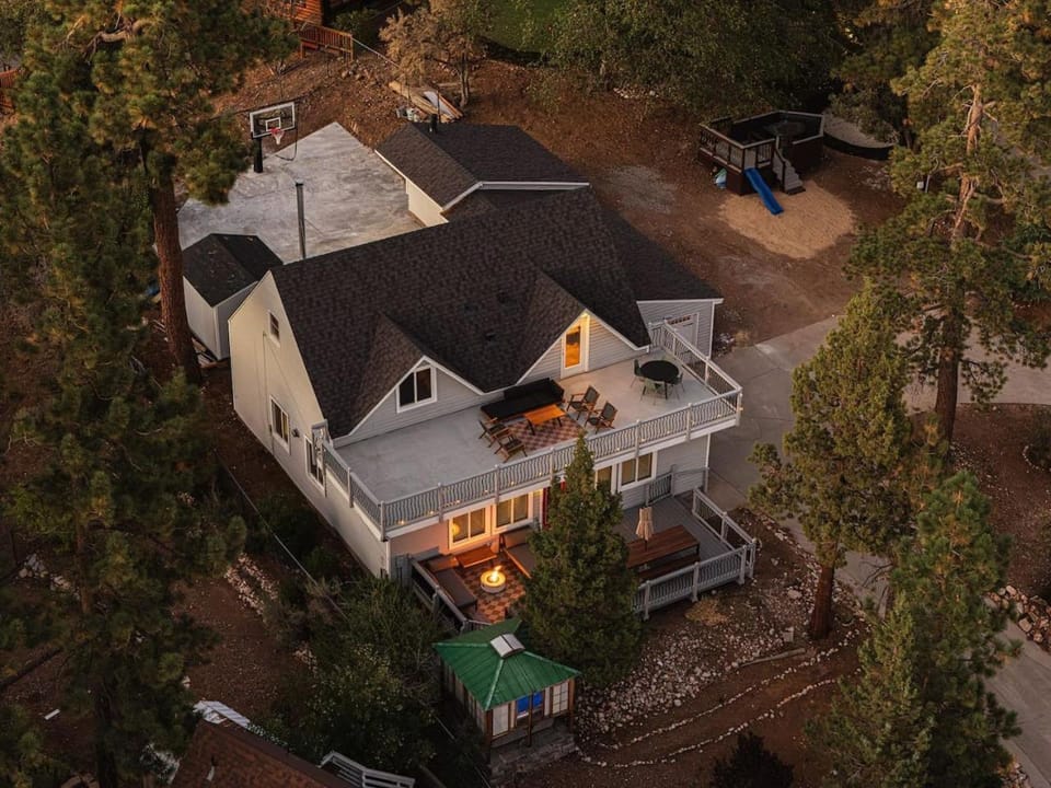 Lakeside Lodge - Deck Views, Golf, Basketball, Spa House in Fawnskin