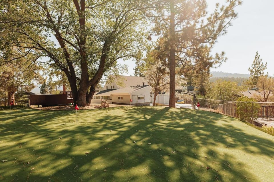 Lakeside Lodge - Deck Views, Golf, Basketball, Spa House in Fawnskin