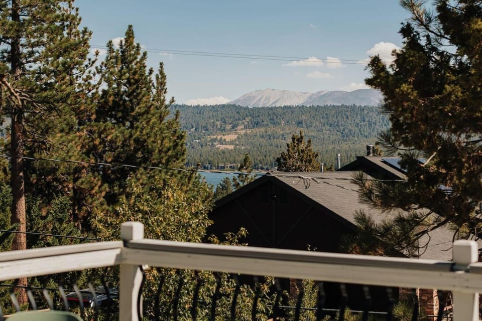 Lakeside Lodge - Deck Views, Golf, Basketball, Spa House in Fawnskin