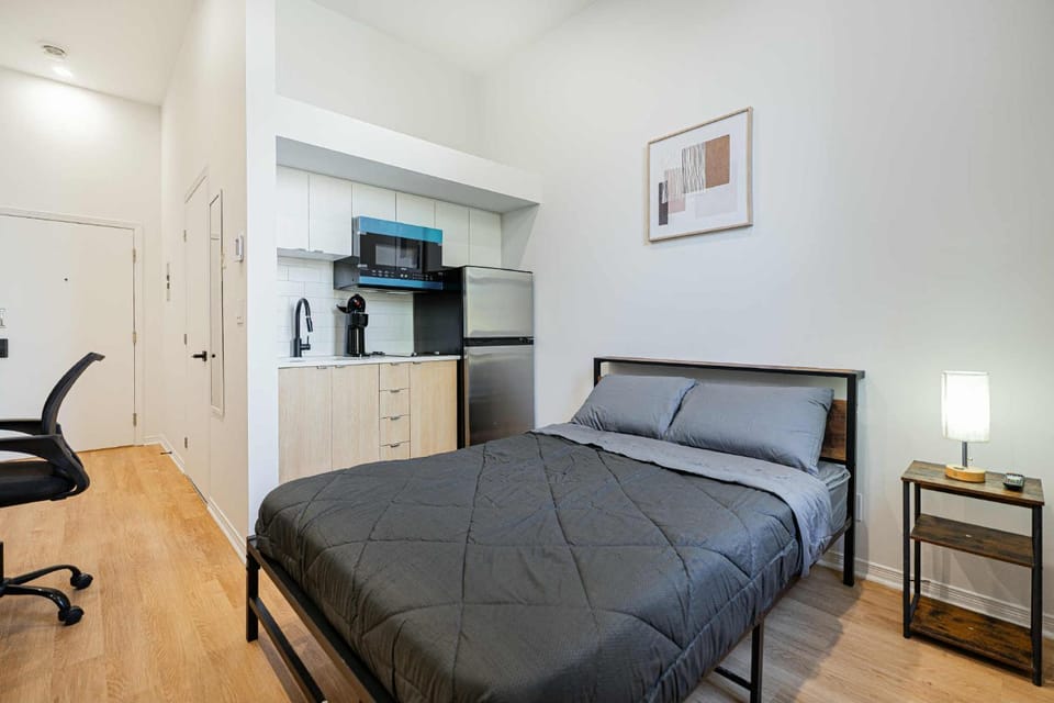 Fabulous Studio with FREE Parking near Montreal Downtown Apartment in Laval