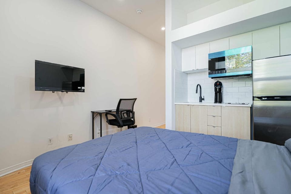 Fabulous Studio with FREE Parking near Montreal Downtown Apartment in Laval