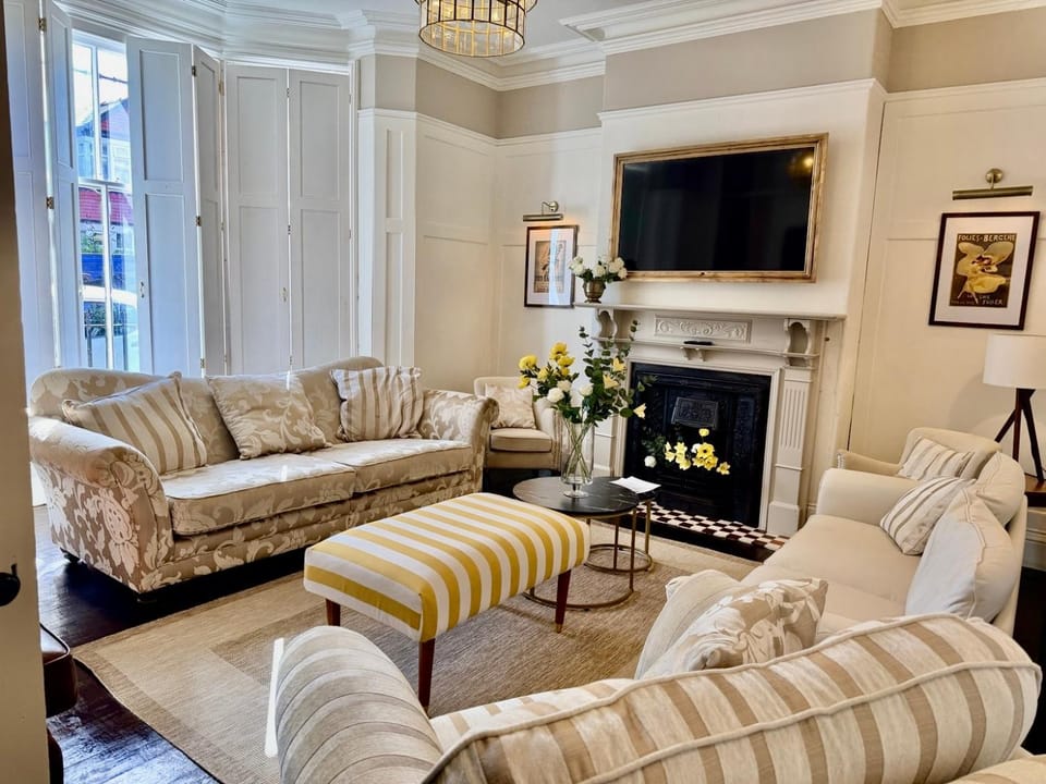 Restaurant/places to eat, People, Living room, Food and drinks, Seating area, Dining area, Food, Guests, group of guests