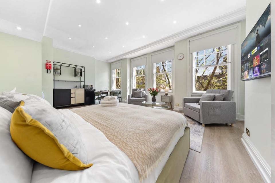 Bed, TV and multimedia, Living room, Photo of the whole room, Seating area, Evening entertainment, Bedroom
