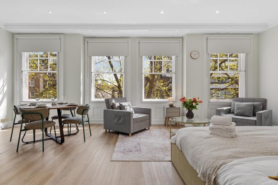 Bed, Living room, Photo of the whole room, Seating area, Bedroom