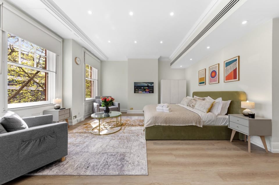 Bed, Photo of the whole room, Seating area, Bedroom