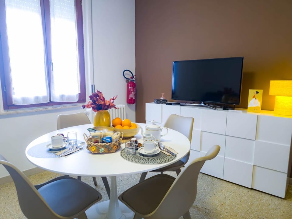 TV and multimedia, Living room, Food, Breakfast