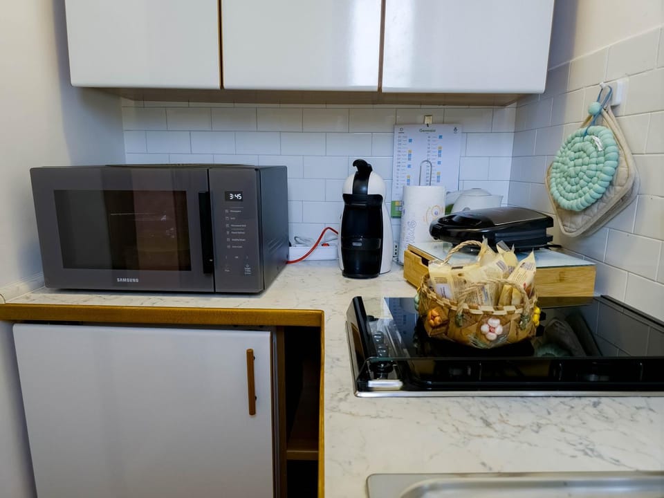 Coffee/tea facilities, Kitchen or kitchenette, oven, kitchen