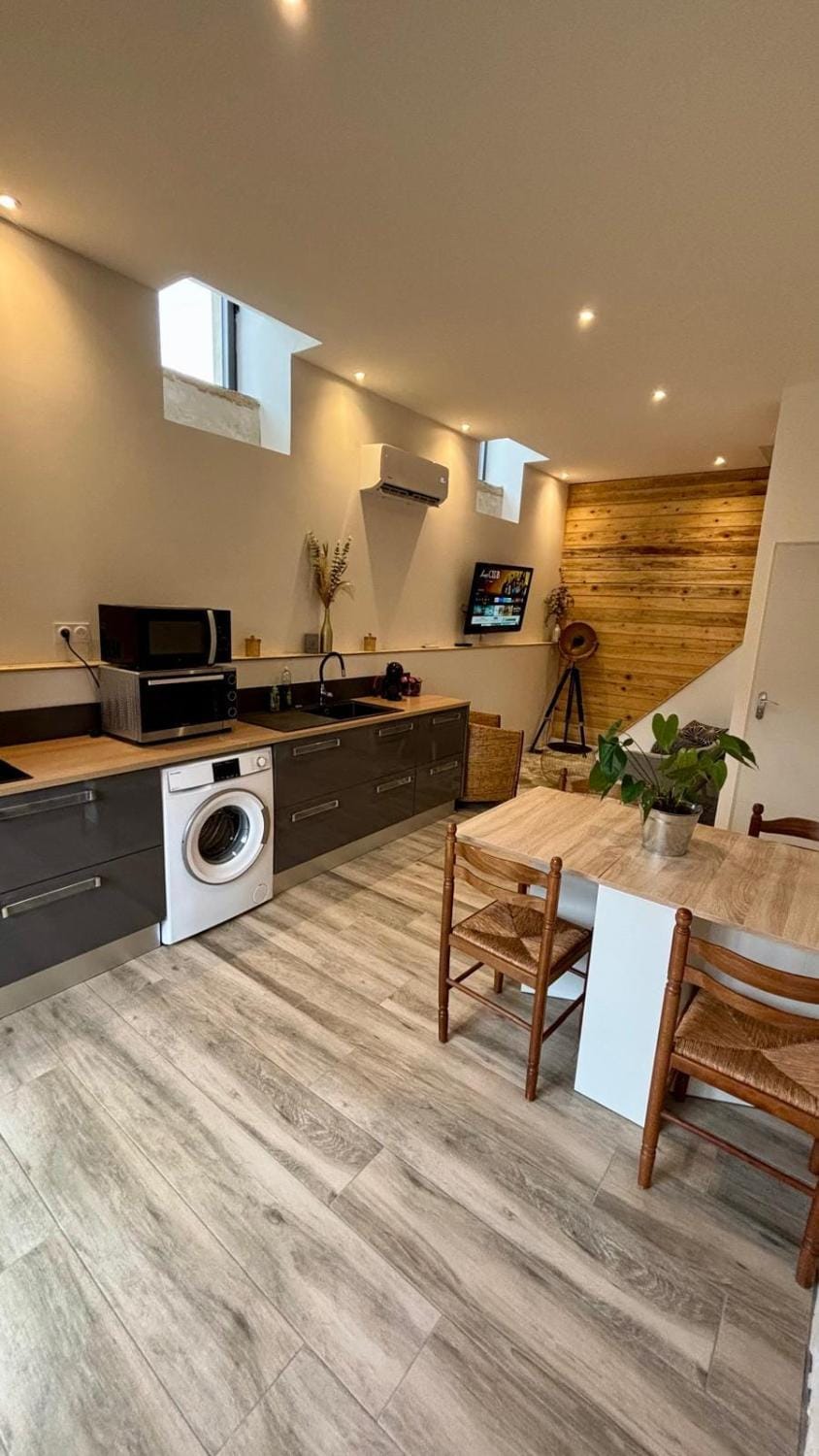 Kitchen or kitchenette, Dining area, stove, washing machine