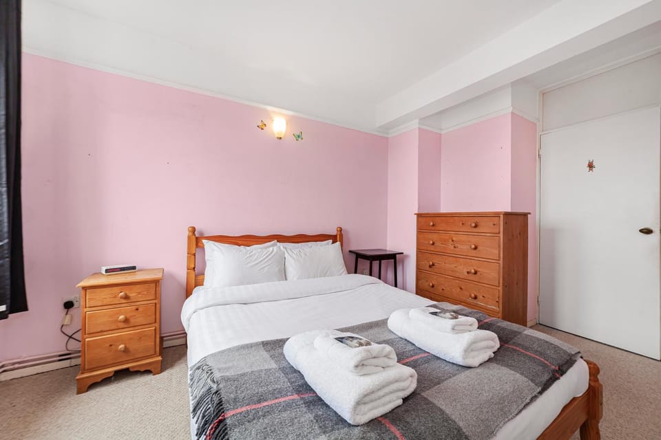 Chic 1BR flat with balcony and city view, Walworth Apartment in London Borough of Southwark