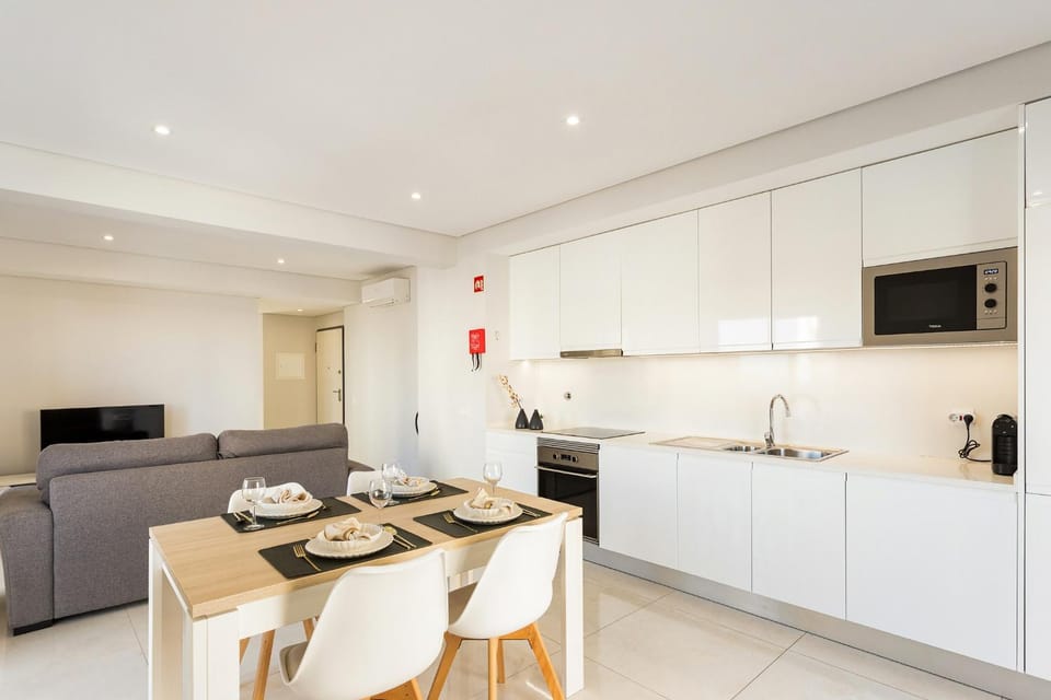 Bright 2BR in Praia da Rocha - 5 minutes to Beach Apartment in Portimao