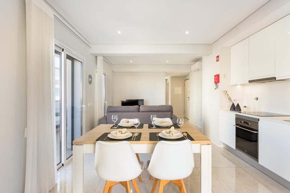 Bright 2BR in Praia da Rocha - 5 minutes to Beach Apartment in Portimao