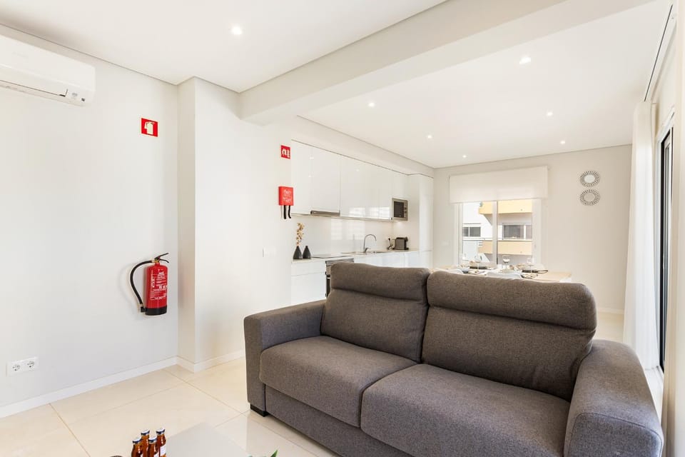 Bright 2BR in Praia da Rocha - 5 minutes to Beach Apartment in Portimao
